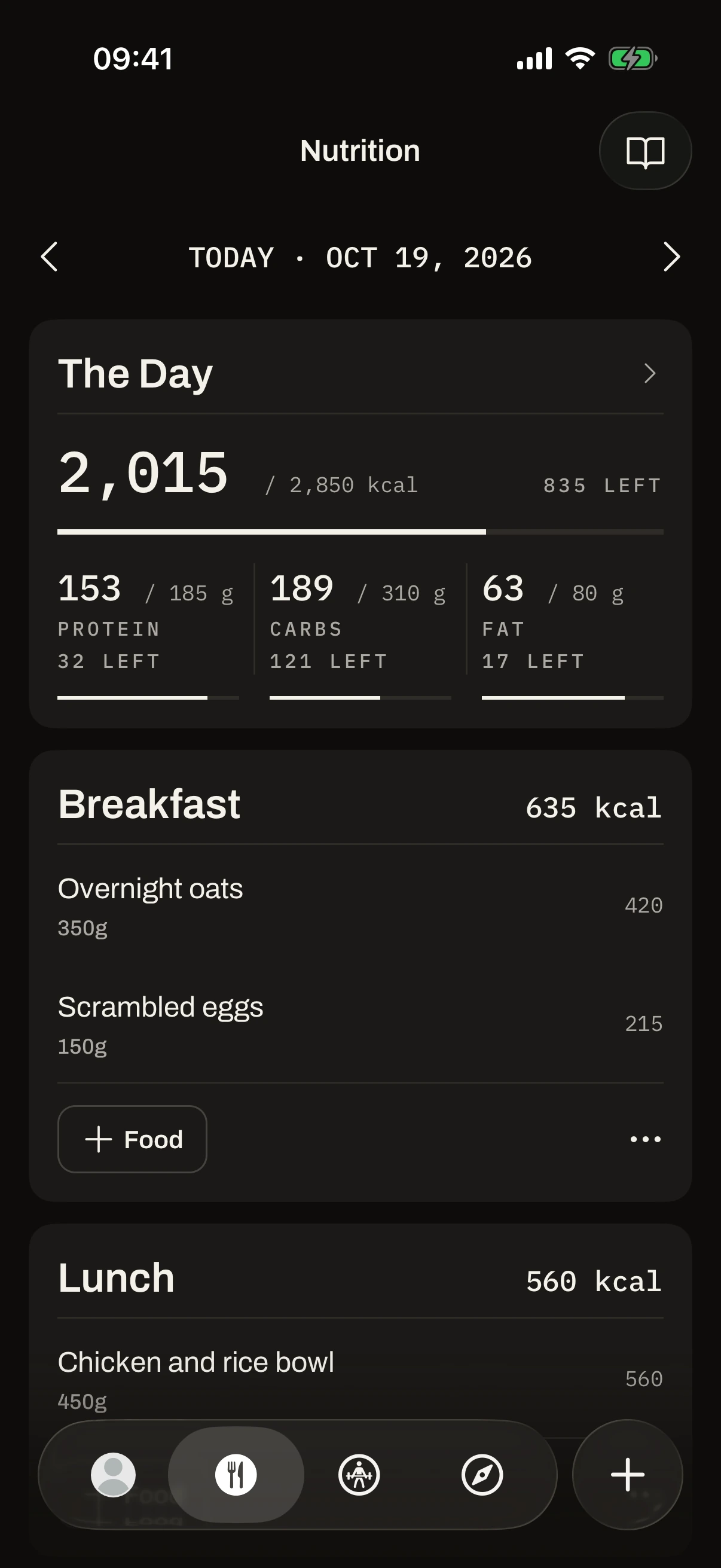 The nutrition diary in the Gymbers app: the day's meals, with calories, protein, carbs and fat against the daily targets.